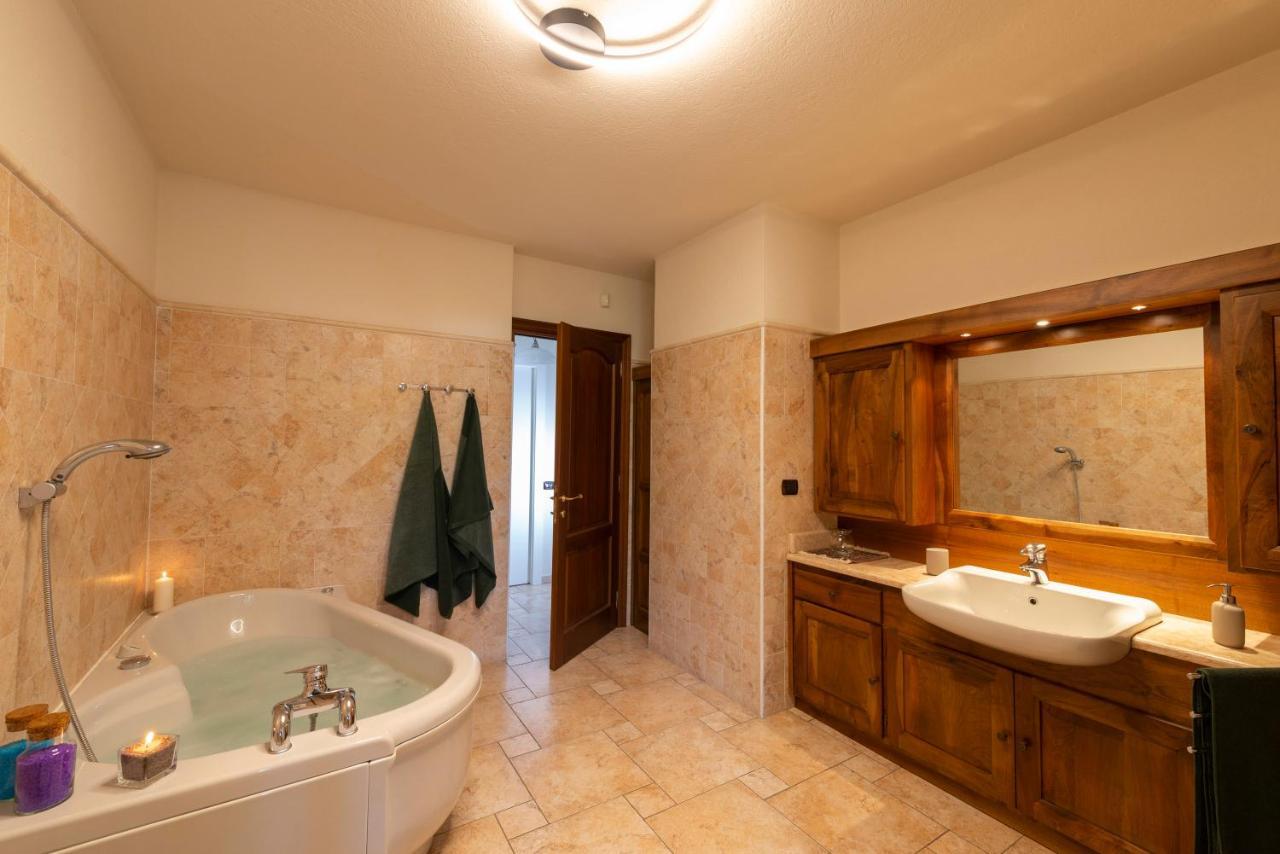 Villa Mara - Aosta - 200 Mq - Wifi - Jacuzzi - Parcheggio - Giardino Zewnętrze zdjęcie
