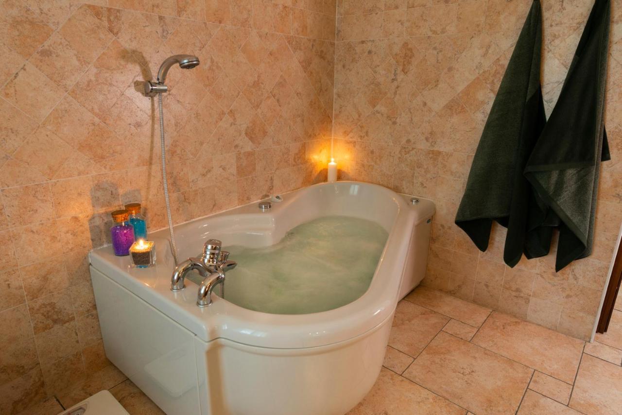 Villa Mara - Aosta - 200 Mq - Wifi - Jacuzzi - Parcheggio - Giardino Zewnętrze zdjęcie